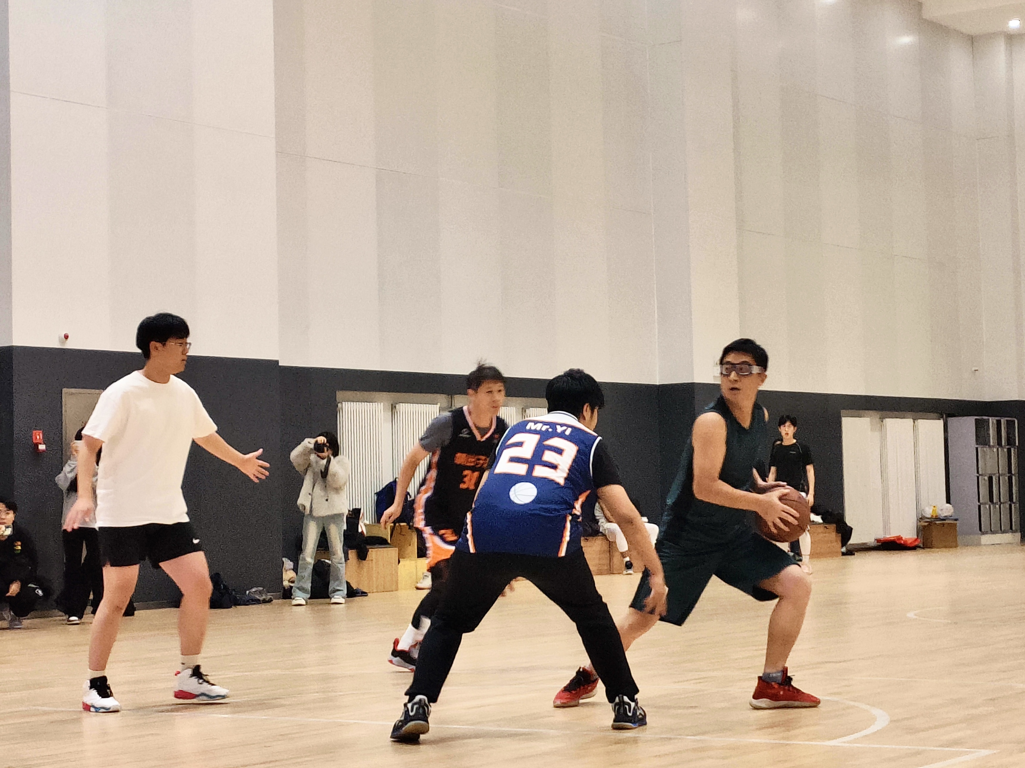 球员们展现出高超的篮球运球技术