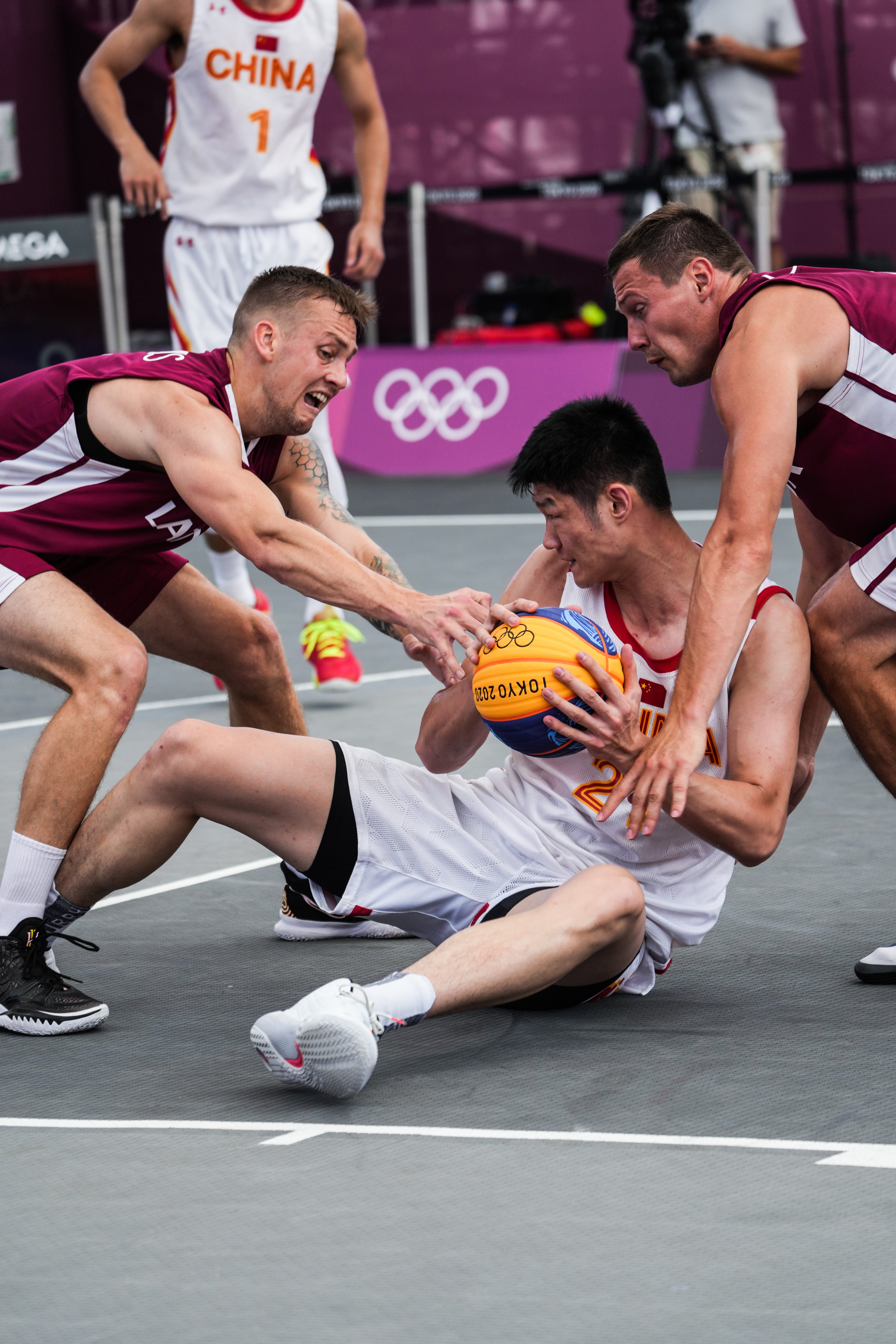 球员们展现出高超的篮球运球技术