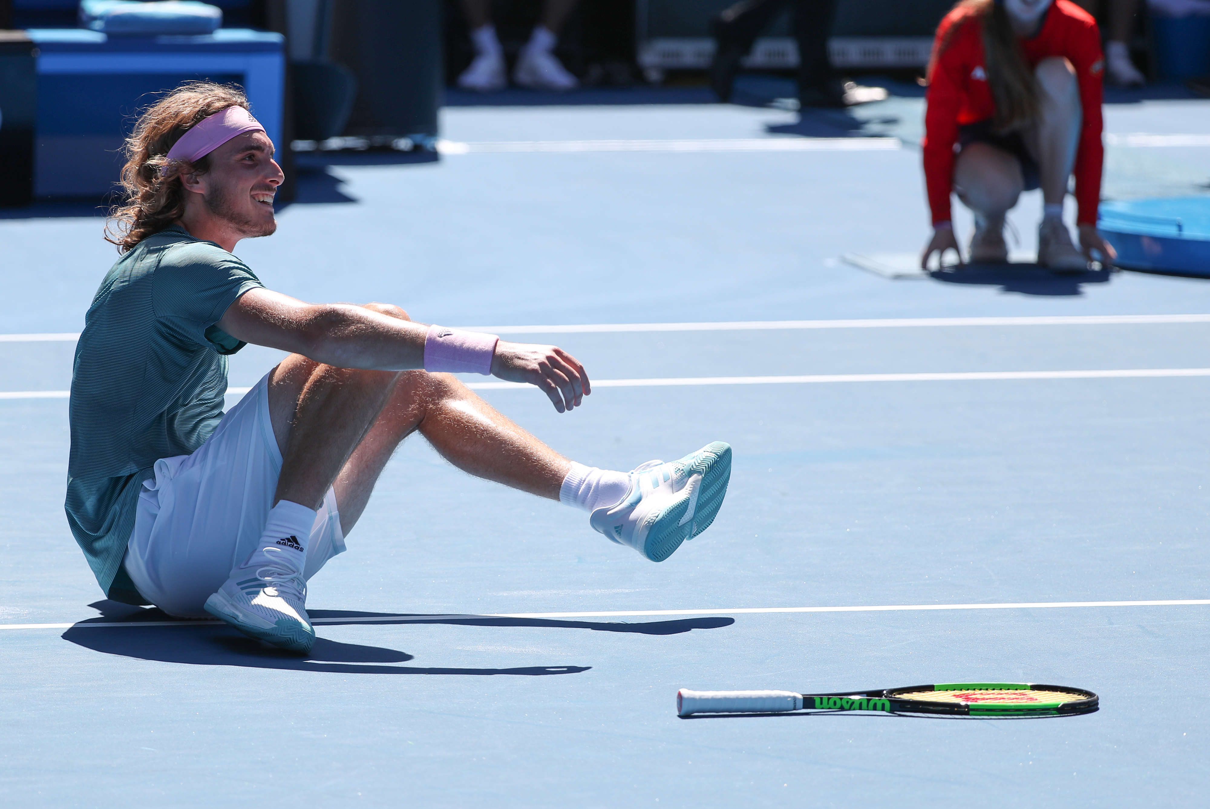 英国网球队翻盘澳大利亚网球队，西西帕斯统治全场