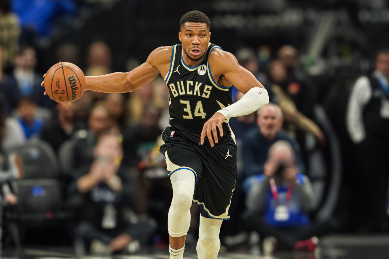 猛龙横扫雄鹿，拉文统治全场